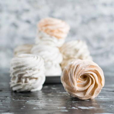 Lezzetli marşmelov. Fotokopi alanı olan gri arkaplanı kapat..