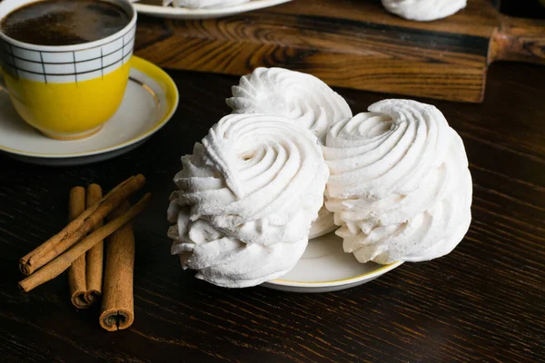 Marshmallow Aromatik Dengan Kayu Manis Atas Piring Dan Kopi Dalam — Stok Foto