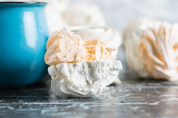 Läckra Hemmagjorda Marshmallows Och Kopp Grå Bakgrund Med Kopieringsutrymme — Stockfoto