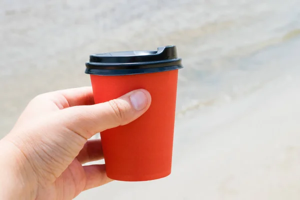 Cangkir Kertas Kopi Dengan Cappuccino Tangan Perempuan Pantai Pada Hari — Stok Foto