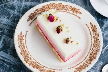 Gri arka plandaki antika tabakta lezzetli geyik pastası.