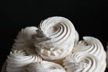 Tarçınlı kokulu beyaz marşmelov. Arka planda yakın plan..