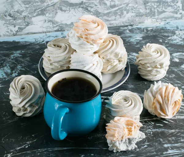 Delicious Buatan Sendiri Marshmallow Dan Cangkir Dengan Teh Latar Belakang — Stok Foto