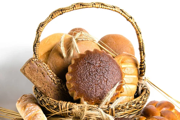Разнообразный Хлеб Сладкие Булочки Корзине Шипами Пшеницы Белом Фоне — стоковое фото