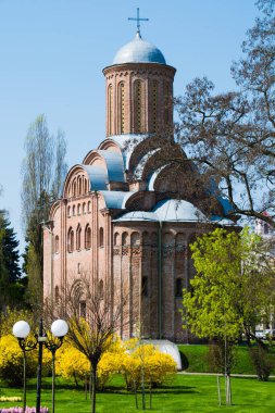 Bahar mimarisi manzarası. Ukrayna 'nın merkezindeki Chernihiv şehrinde kilise ve çalılıklar