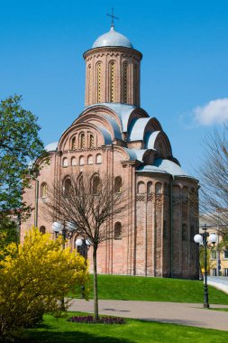 Bahar mimarisi manzarası. Ukrayna 'nın merkezindeki Chernihiv şehrinde kilise ve çalılıklar