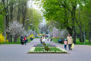 3 Haziran 2022, Chernihiv, Ukrayna: Şehir çatışmalardan sonra toparlanıyor. İnsanlar ilkbaharda şehir merkezindeki parkta yürürler..