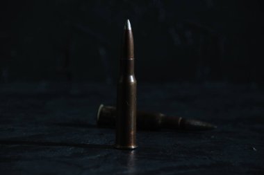 Karanlık bir arkaplanda, metin için yeri olan kartuşlar. Ukrayna-Rusya kavramı.