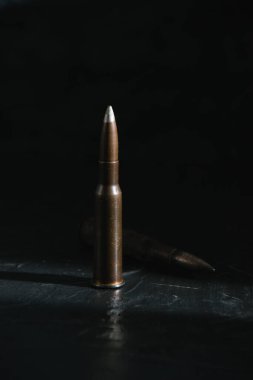 Karanlık bir arka planda fişek. Modern silahlanma ve savaş kavramı..