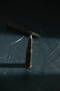 Koyu arkaplanda iki fişek, kopyalama alanı, dikey format. Jeopolitik kavramı ve savaş.