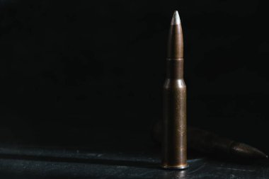 Karanlık bir arka planda fişek. Modern silahlanma ve savaş kavramı..