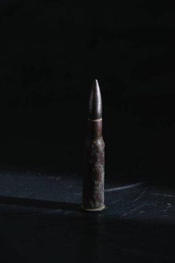 Arka planda koyu bir kartuş var. Ukrayna 'da modern silahlanma ve savaş kavramı.