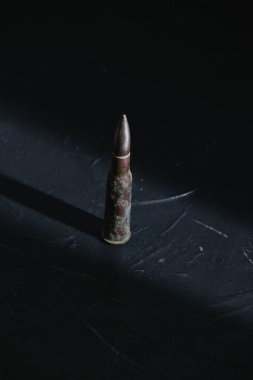 Arka planda koyu bir kartuş var. Ukrayna 'da modern silahlanma ve savaş kavramı.