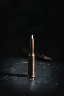 Karanlık bir arka planda fişek. Modern silahlanma ve savaş kavramı..