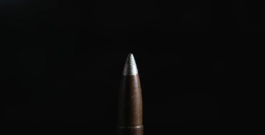 Karanlık bir arka planda fişek. Modern silahlanma ve savaş kavramı..