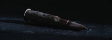 Kartuş, arka planda, yakın plan, pankart formatında. Ukrayna 'da modern silahlanma ve savaş kavramı.