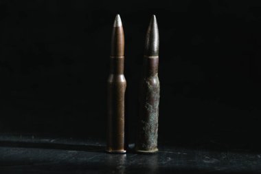 Arka planda yakın plan çekilmiş iki eski fişek. Modern silah ve savaş kavramı.