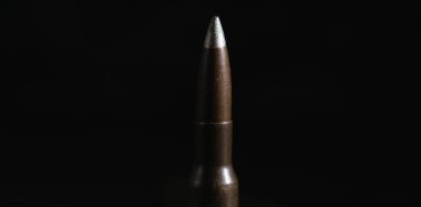 Karanlık bir arka planda fişek. Modern silahlanma ve savaş kavramı..