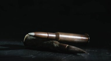 Cephane arka planda, yakın plan, pankart formatında. Ukrayna 'da modern silahlanma ve savaş kavramı.