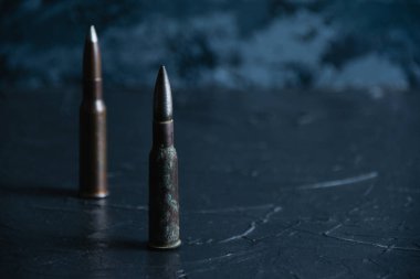 Cephane siyah arka planda. Modern silahlanma kavramı, Ukrayna 'daki savaş ve devletin savunması.