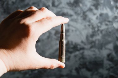 Gri arka planda eski bir fişek var. Modern silahlanma, Ukrayna 'da savaş ve devlet koruması kavramı.