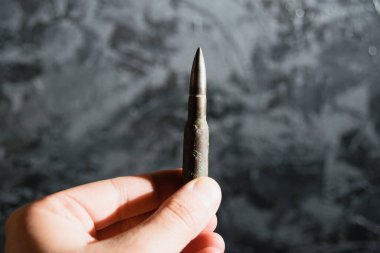 Gri arka planda eski bir fişek var. Modern silahlanma, Ukrayna 'da savaş ve devlet koruması kavramı.