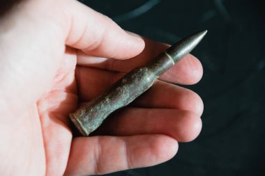 Gri arka planda eski bir fişek var. Modern silahlanma, Ukrayna 'da savaş ve devlet koruması kavramı..