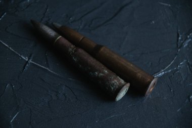 Cephane siyah arka planda. Modern silahlanma kavramı, Ukrayna 'daki savaş ve devletin savunması..