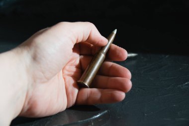 Muharebe mühimmatı koyu bir arka planda el ele veriliyor. Modern silahlanma kavramı, Ukrayna 'daki savaş ve devletin savunması..