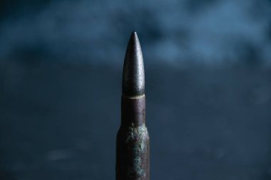 Koyu gri beton arka plana yakın çekim, kopyalama alanı. Modern silahlanma kavramı, Ukrayna 'daki savaş ve devletin savunması..