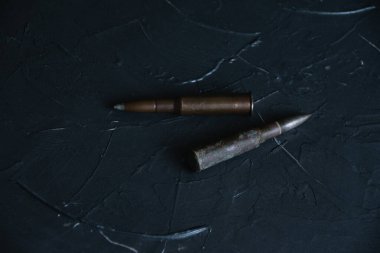 Cephane siyah arkaplanda, kopyalama alanı. Modern silahlanma kavramı, Ukrayna 'daki savaş ve devletin savunması..