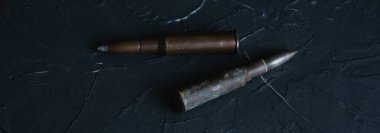 Cephane siyah arkaplanda, kopyalama alanı. Modern silahlanma kavramı, Ukrayna 'daki savaş ve devletin savunması..