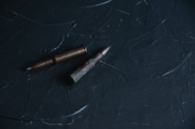 Cephane siyah arkaplanda, kopyalama alanı. Modern silahlanma kavramı, Ukrayna 'daki savaş ve devletin savunması..