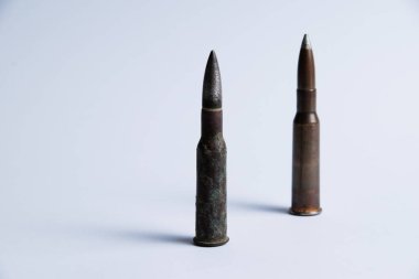 Mermi kovanlı kartuşlar metin için alanı olan beyaz bir arkaplan üzerine kapanır