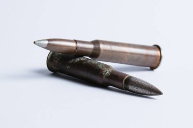 Mermi kovanlı kartuşlar metin için alanı olan beyaz bir arkaplan üzerine kapanır