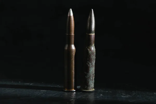 Dvě Staré Kazety Tmavém Pozadí Zblízka Koncept Moderních Zbraní Války — Stock fotografie