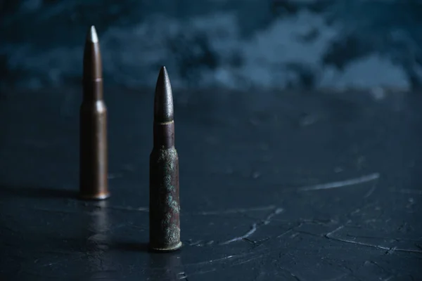 Amunicja Zbliża Się Czarnego Tła Koncepcja Nowoczesnego Uzbrojenia Wojna Ukrainie — Zdjęcie stockowe