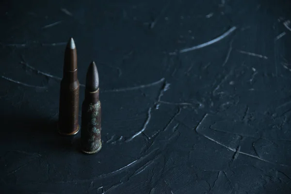 As munições fecham num fundo preto. O conceito de armamento moderno, a guerra na Ucrânia e a defesa do Estado. — Fotografia de Stock