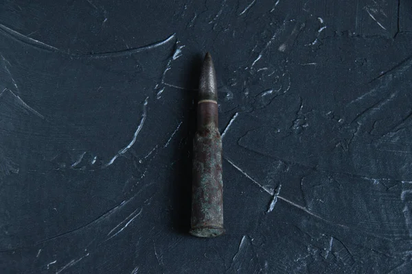 Zásobní vložka na tmavě šedém betonovém pozadí, kopírovat mezeru. Koncept moderní výzbroje, války na Ukrajině a obrany státu. — Stock fotografie