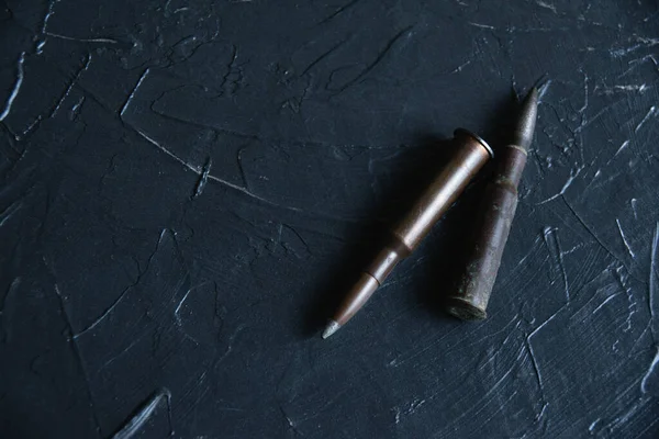 As munições fecham num fundo preto. O conceito de armamento moderno, a guerra na Ucrânia e a defesa do Estado. — Fotografia de Stock