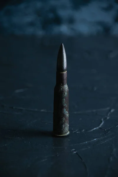 Cartridge closeup on dark gray concrete background, copy space. The concept of modern armaments, the war in Ukraine and the defense of the state. — Fotografia de Stock