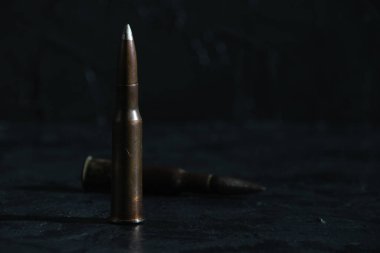 Karanlık bir arkaplanda, metin için yeri olan kartuşlar. Ukrayna-Rusya kavramı.