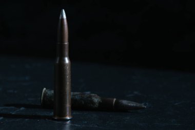 Karanlık bir arkaplanda, metin için yeri olan kartuşlar. Ukrayna-Rusya kavramı.