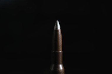 Karanlık bir arka planda fişek. Modern silahlanma ve savaş kavramı..