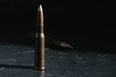 Karanlık bir arka planda fişek. Modern silahlanma ve savaş kavramı..