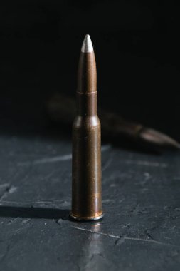 Karanlık bir arka planda fişek. Modern silahlanma ve savaş kavramı..