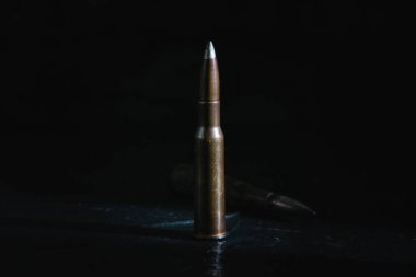 Karanlık bir arka planda fişek. Modern silahlanma ve savaş kavramı..