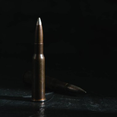 Karanlık bir arka planda fişek. Modern silahlanma ve savaş kavramı..