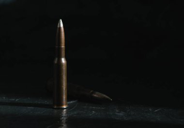 Karanlık bir arka planda fişek. Modern silahlanma ve savaş kavramı..