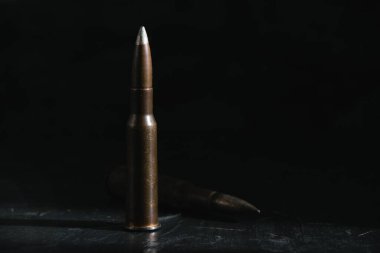 Karanlık bir arka planda fişek. Modern silahlanma ve savaş kavramı..